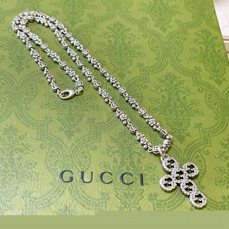 G*u*i necklaces